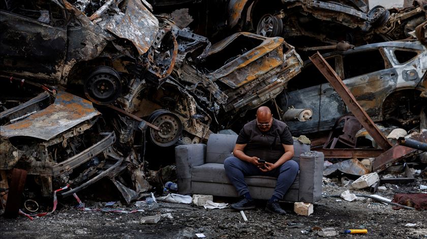 Carros empilhados e vidas travadas. Veja as fotos que marcaram a semana