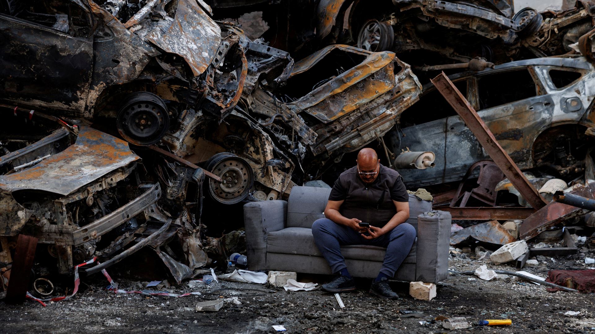 Carros empilhados e vidas travadas. Veja as fotos que marcaram a semana
