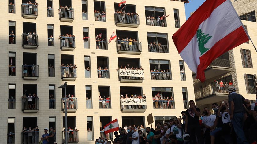 Manifestantes tomaram o ministério dos Negócios Estrangeiros que proclamaram como “quartel general da revolução” durante uma manifestação antigovernamental em Beirute. Foto: Ibrahim Al Mussawir 