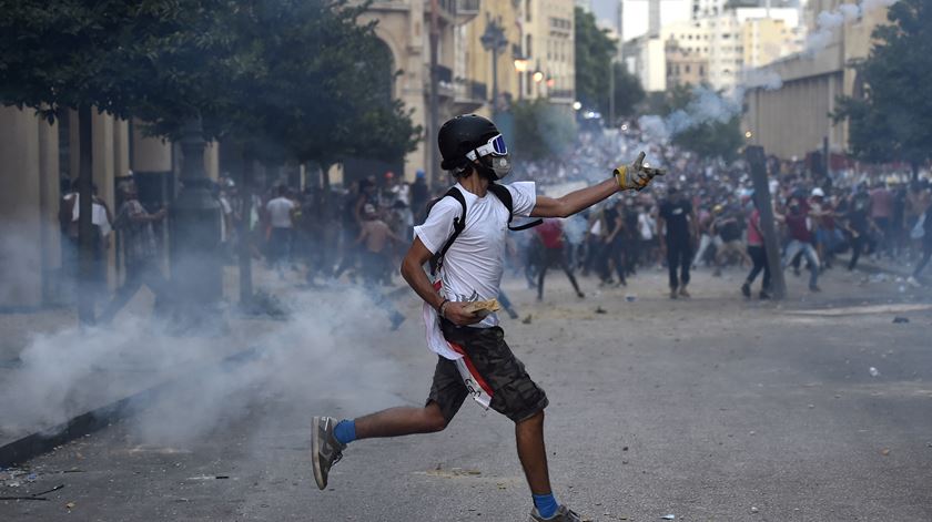 Protestos no Líbano junto ao Parlamento. Foto: Wael Hamzeh/EPA