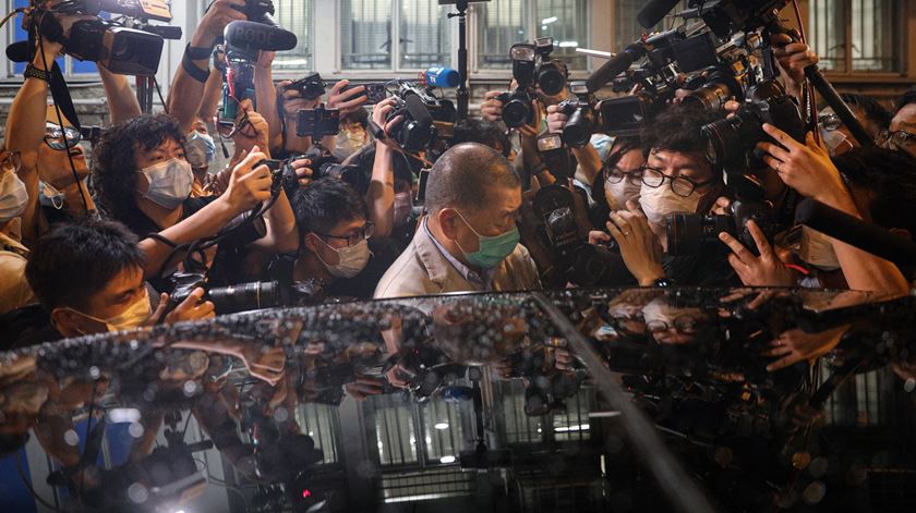 Jimmy Lai foi libertado sob caução um dia depois de ter sido detido. Foto: Jerome Favre/EPA