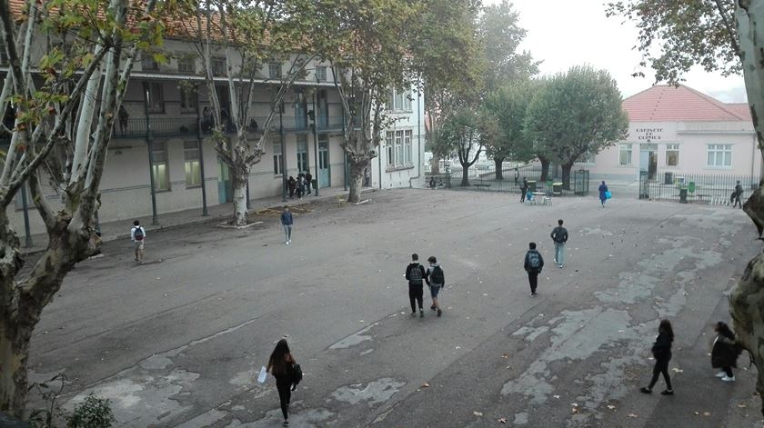 O Liceu Camões é uma das escolas mais antigas da capital e chegou a ser transformado em hospital para acolher os doentes com a “gripe espanhola”, em 1918. Foto: Pedro Filipe Silva/RR