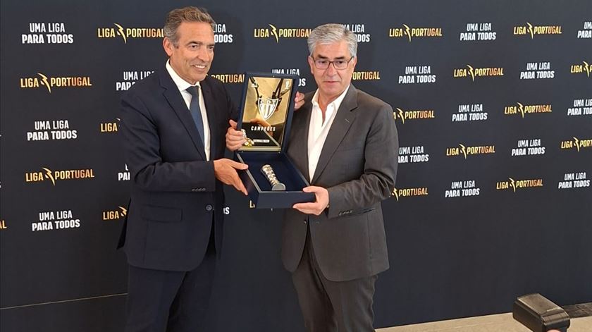 Presidente da Liga Portugal, Reinaldo Teixeira, com Gilberto Coimbra, presidente do Tondela. Foto: Luís Aresta/RR Presidente da Liga Portugal, Reinaldo Teixeira, com Gilberto Coimbra, presidente do Tondela. Foto: Luís Aresta/RR