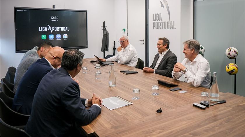 “Ambiente crítico na arbitragem” leva a reunião entre Liga e APAF