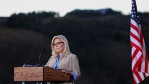 Arizona investiga Trump por sugerir que Liz Cheney deve ter "nove armas a disparar contra ela"