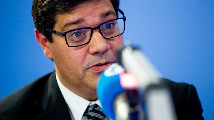 PS rejeita "austeridade". Governo vai controlar preços para proteger rendimentos