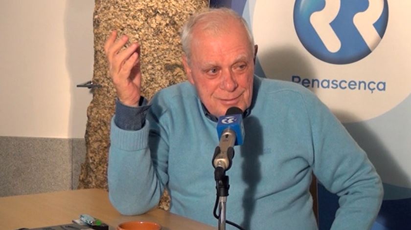 "Gostaria de pôr a vida inteira entre as capas de um livro". Lobo Antunes à Renascença