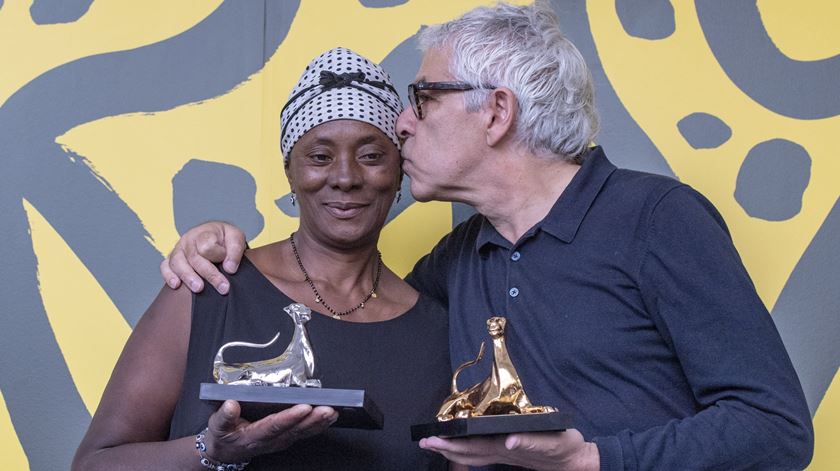 Realizador Pedro Costa com a atriz Vitalina Varela no festival de Locarno. Foto: Urs Flueeler/EPA