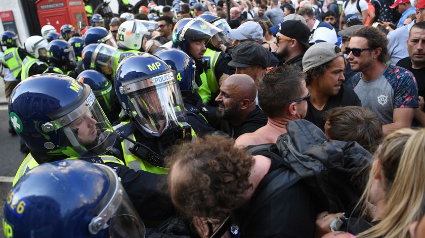 Confrontos entre política e manifestantes em protesto em Londres contra medidas anti-covid-19. Foto: Neil Hall/EPA