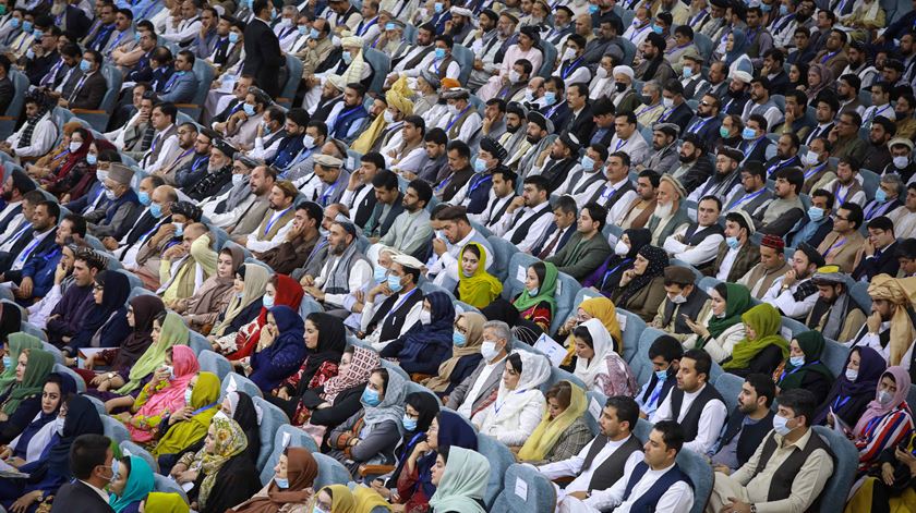 Delegados participam na Loya Jirga para discutir a libertação de prisioneiros talibãs em Cabul, Afeganistão. A Loya Jirga (Grande Conselho) é uma assembleia de anciãos e elites políticas que aconselham o Governo. Foto: Hedayatullah Amid/EPA