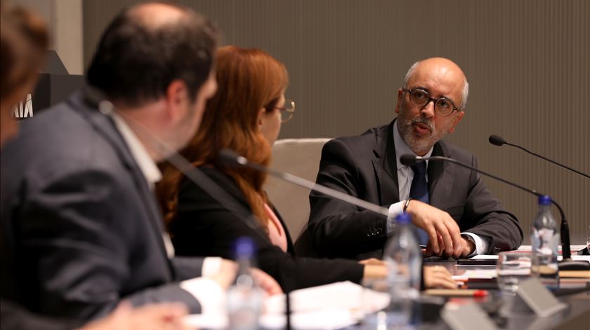 Empresários pedem redução da carga fiscal, Governo plano "robusto" de apoio às empresas