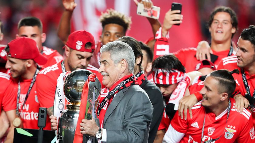 Luís Filipe Vieira com o troféu de campeão nacional. Foto: António Cotrim/Lusa