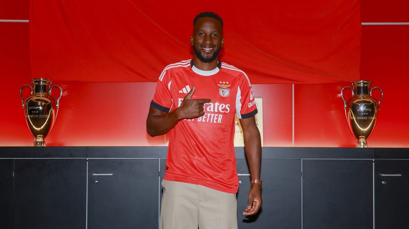 Benfica oficializa compra de Lukébakio ao Sevilha