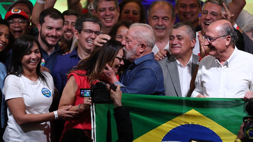 Lula da Silva. Um presidente que "não assusta ninguém" a braços com "fantasma da corrupção"