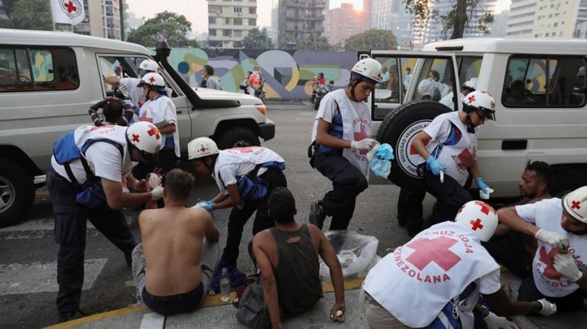 Cruz vermelha presta assistência a vitimas da violência policial. Foto: Lusa [arquivo]