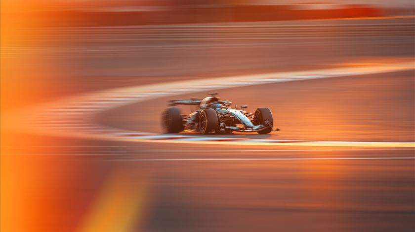 F1 deu a volta ao planeta Terra em testes. Mercedes continua favorita, com a Ferrari por perto