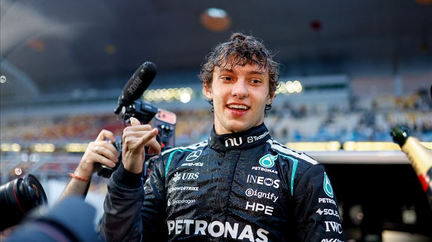 As duas primeiras vitórias da carreira colocam Kimi Antonelli na liderança do Mundial após três corridas. Foto: Jiri Krenek/Mercedes