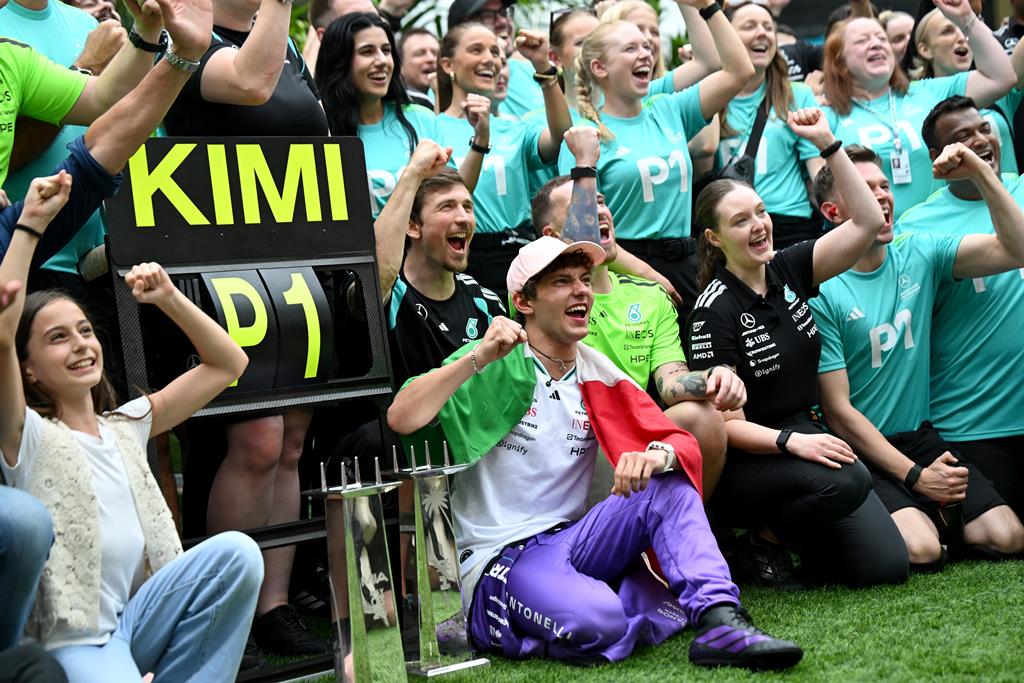Kimi Antonelli, Mercedes, festeja a vitória no GP de Miami de F1 com a equipa e família. Foto: Sam Bagnall/Sutton Images/Mercedes Kimi Antonelli, Mercedes, festeja a vitória no GP de Miami de F1 com a equipa e família. Foto: Sam Bagnall/Sutton Images/Mercedes
