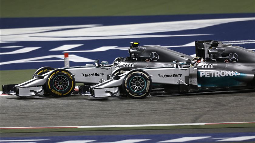 Hamilton e Rosberg não esperaram pelo fim para começar a lutar pela liderança. Foto: Steve Etherington/Mercedes