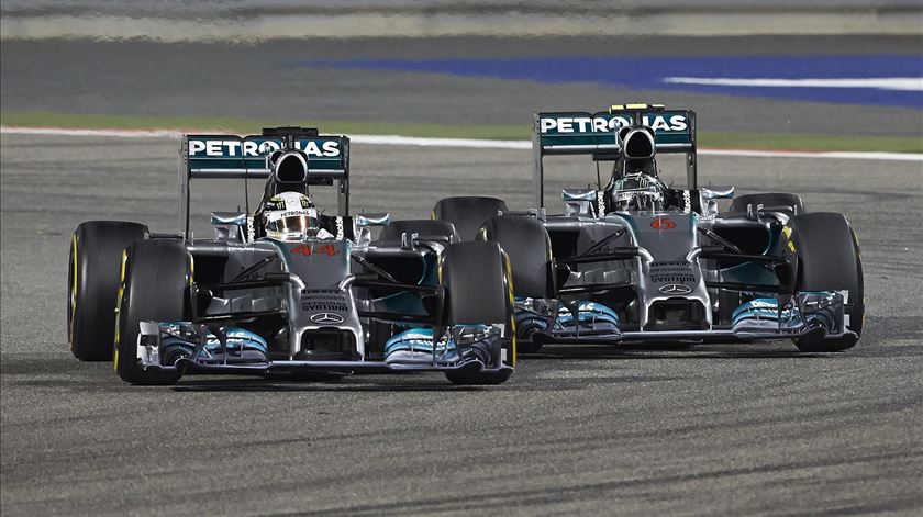 Sem margem para erro: Lewis Hamilton e Nico Rosberg não cederam um centímetro por segurança. Foto: Steve Etherington/Mercedes