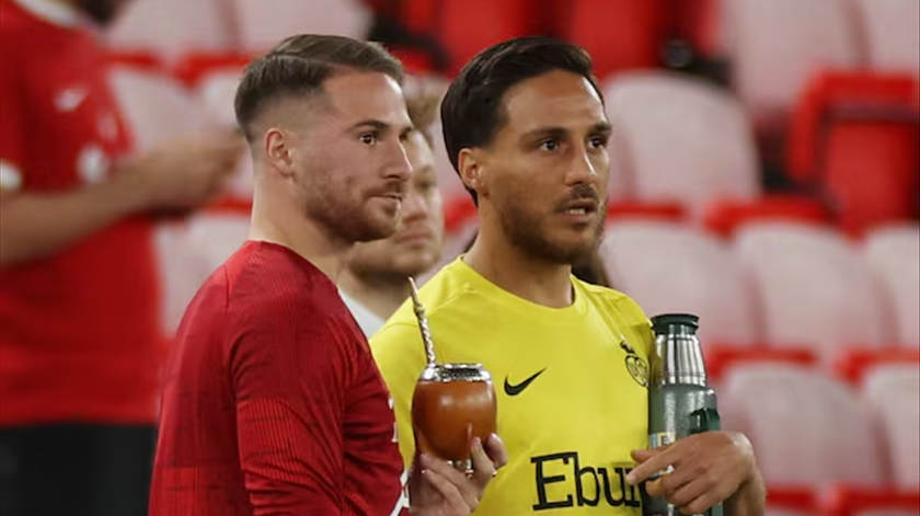 Tal pai, tais filhos. Irmãos Mac Allister levantam taça de campeões no mesmo dia