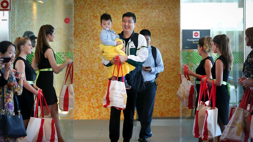 Turistas chineses à chegada ao Aeroporto Humberto Delgado, no primeiro voo regular entre China e Portugal, em julho de 2017. Foto: Mário Cruz/Lusa