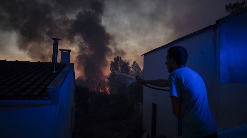 incêndio em Mação, Ortiga, popular combate fogo (18/08/17) Foto: Paulo Cunha/Lusa