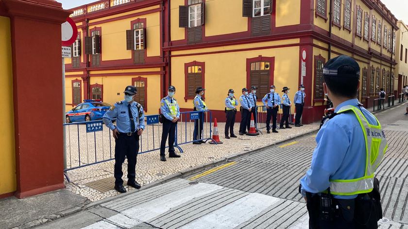 Polícia impede manifestação em Macau e detém duas pessoas Polícia impede manifestação em Macau e detém duas pessoas