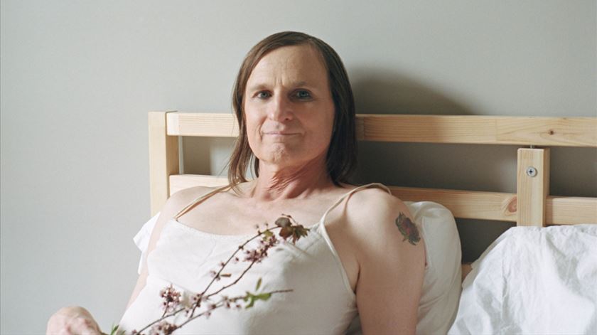 Escritora McKenzie Wark reflete sobre tempos paralelos no livro "Raving"