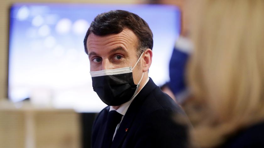 Enviem 5% das vacinas aos países mais pobres, apela Macron à UE e aos EUA