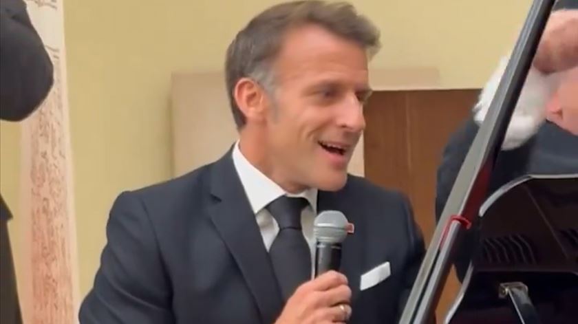 Macron canta “La bohème” de Aznavour. Primeiro-ministro da Arménia acompanha na bateria