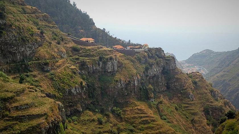 Foi erguida uma cerca sanitária em Câmara de Lobos no sábado. Foto: DR