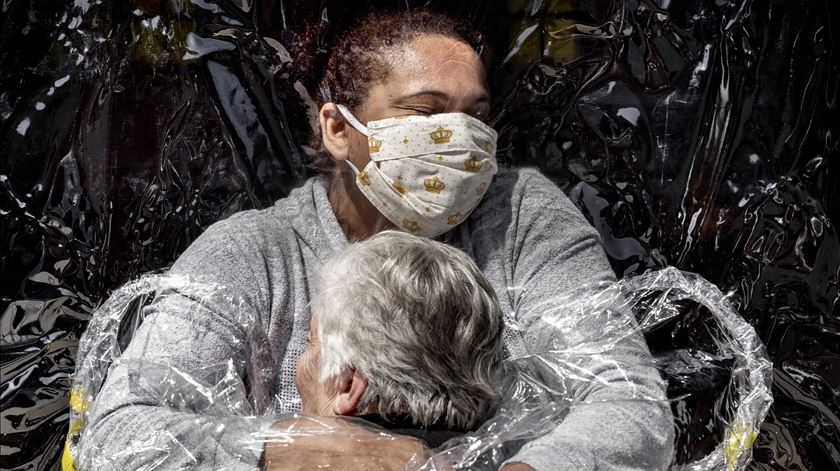"O Primeiro Abraço" vence Foto do Ano dos prémios World Press Photo 2021