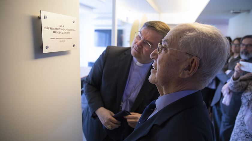 Magalhães Crespo com o atual presidente da Renascença, D. Américo Aguiar, após o descerramento da placa que dá o nome do antigo gestor do Grupo Renascença Multimédia a uma das salas da sede. Foto: Ricardo Fortunato/RR