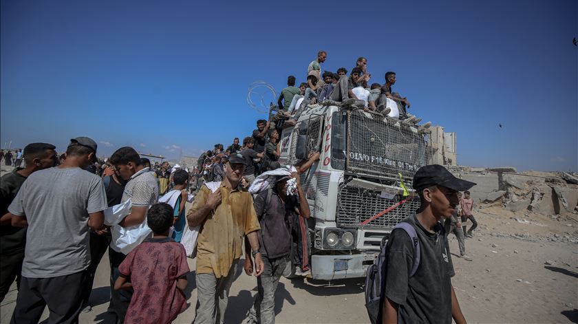 Capotamento de camião com ajuda humanitária mata vinte pessoas na Faixa de Gaza