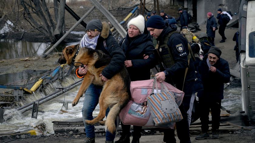 Dia 96. ONU admite segunda vaga de refugiados, jornalista francês morto em Lugansk