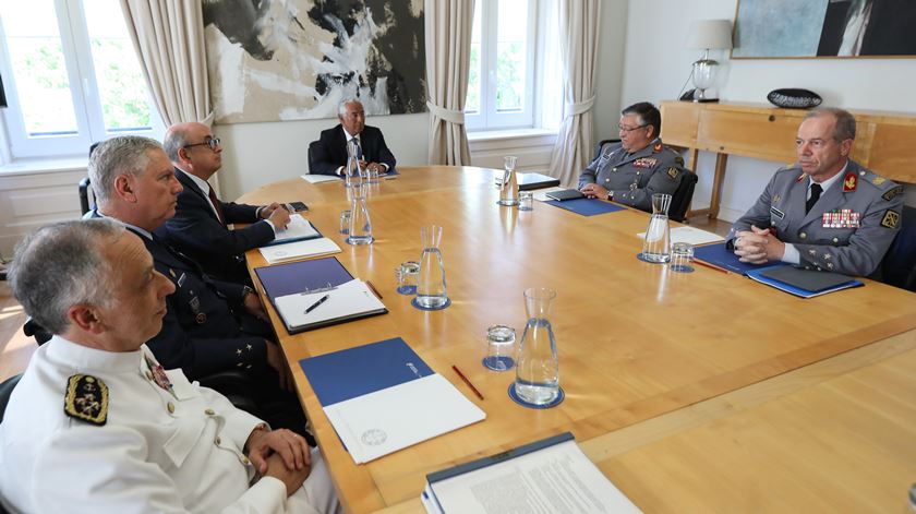 António Costa "tranquilo", reforça confiança no ministro e nos militares