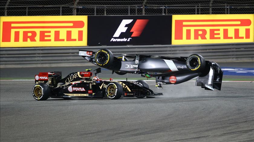 Pastor Maldonado (Lotus) e Esteban Gutiérrez (Sauber) colidem, fazendo Gutiérrez rodar pelo ar. Foto: Pirelli