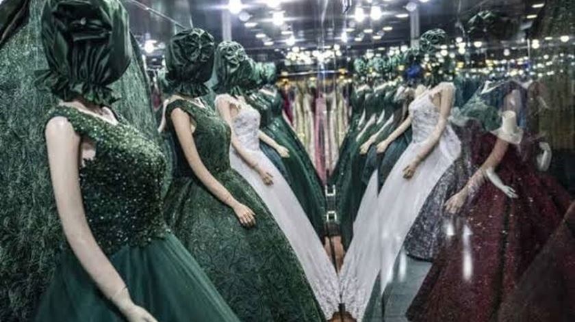 Nem os manequins escapam. Talibãs mandam tapar rostos de modelos de roupa nas lojas