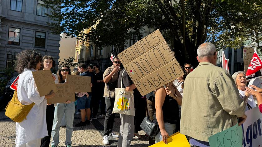 Trabalhadores da Ágora Porto manifestam-se pela progressão de carreiras