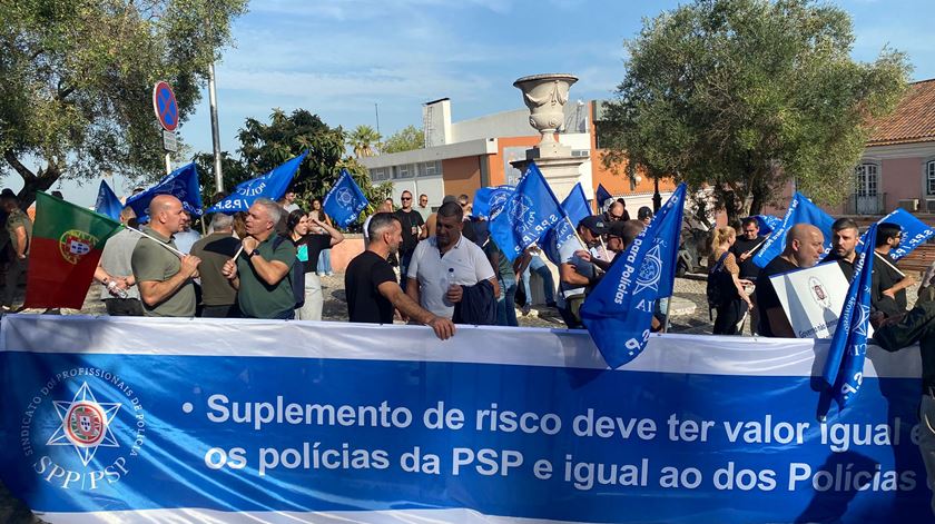 Cerca de 200 polícias protestaram em Lisboa para exigir melhores salários Cerca de 200 polícias protestaram em Lisboa para exigir melhores salários
