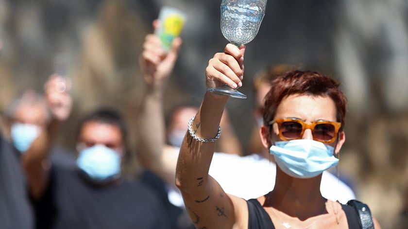 Cerca de 100 agentes do setor da Cultura manifestaram-se na terça-feira frente ao Palácio da Ajuda. Foto: António Pedro Santos/Lusa