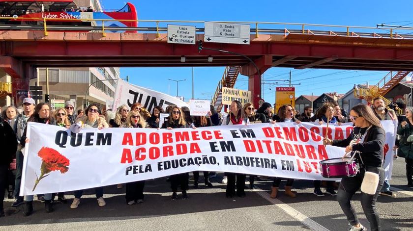 Milhares de docentes de todo o país concentrados em frente ao ministério. Foto: Susana Madureira Martins