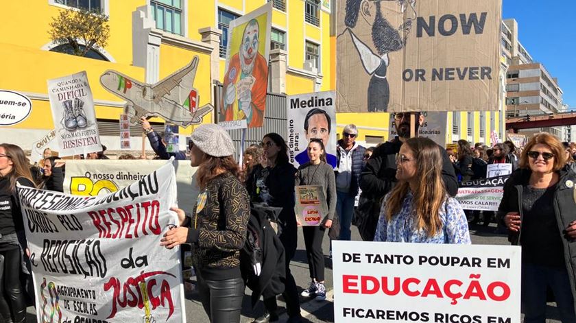 Milhares de docentes de todo o país concentrados em frente ao ministério. Foto: Susana Madureira Martins