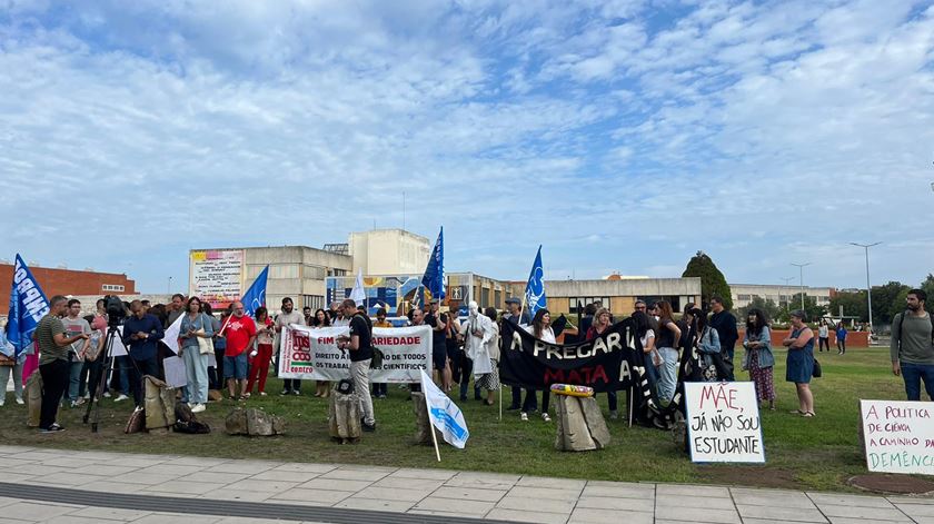 Investigadores científicos protestam contra vínculos precários em Aveiro