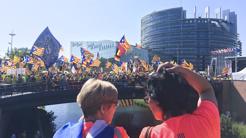 Dez mil catalães em Estrasburgo exigem “respeito pelo voto popular”