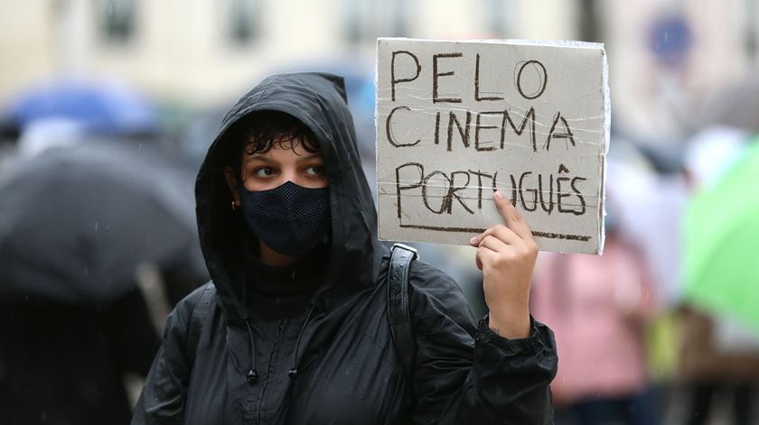 Cerca de uma centena de pessoas participaram no protesto. Foto: António Pedro Santos/Lusa