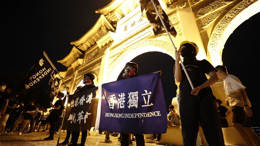 Manifestantes independentistas em Hong Kong assinalam o aniversário do massacre de Tiananmen. Foto: Ritchie B. Tongo/EPA