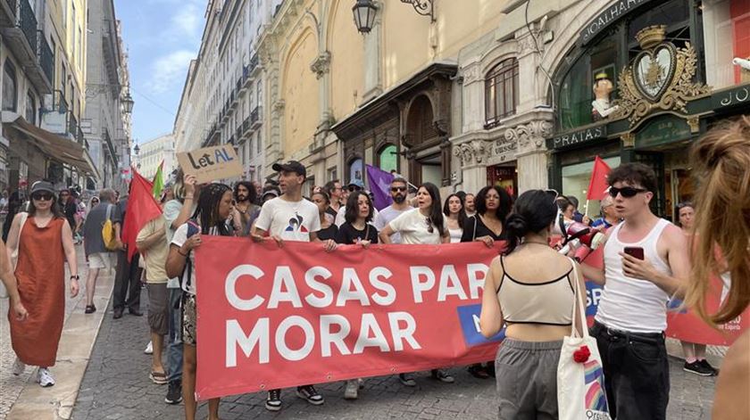 Centenas protestam em Lisboa contra crise na habitação e subida de preços