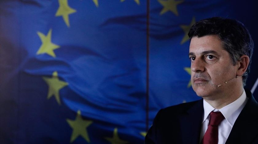 Ex-ministro da Economia contra "aumento de impostos e reduções de despesa abruptas" nos próximos anos